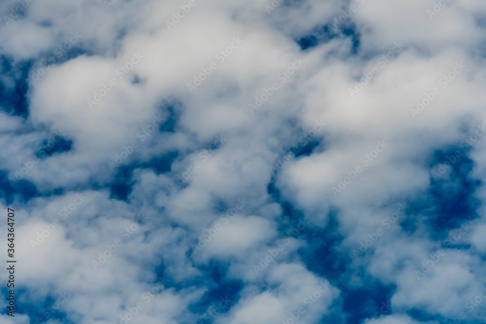 Obraz premium Puffy white cumulus clouds