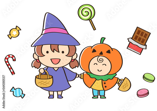 ハロウィンに魔女とかぼちゃの仮装をしてお祝いする子ども