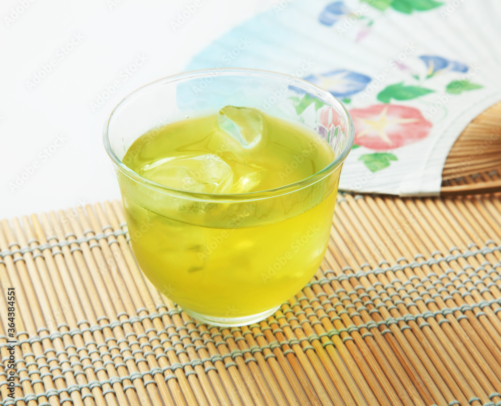 Fototapeta premium 冷たい緑茶 