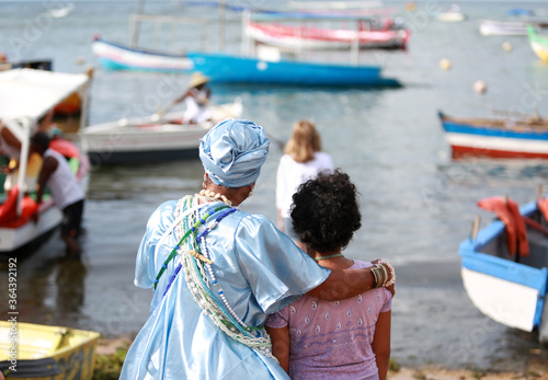 Schilderij op canvas salvador, bahia / brazil - february 2, 2015: supporters of candomble are seen on the Rio Vermelho beach in the city of Salvador during a party in honor of Yemanja