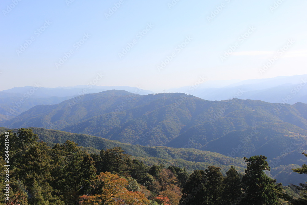 遥か彼方まで山々が連なる風景