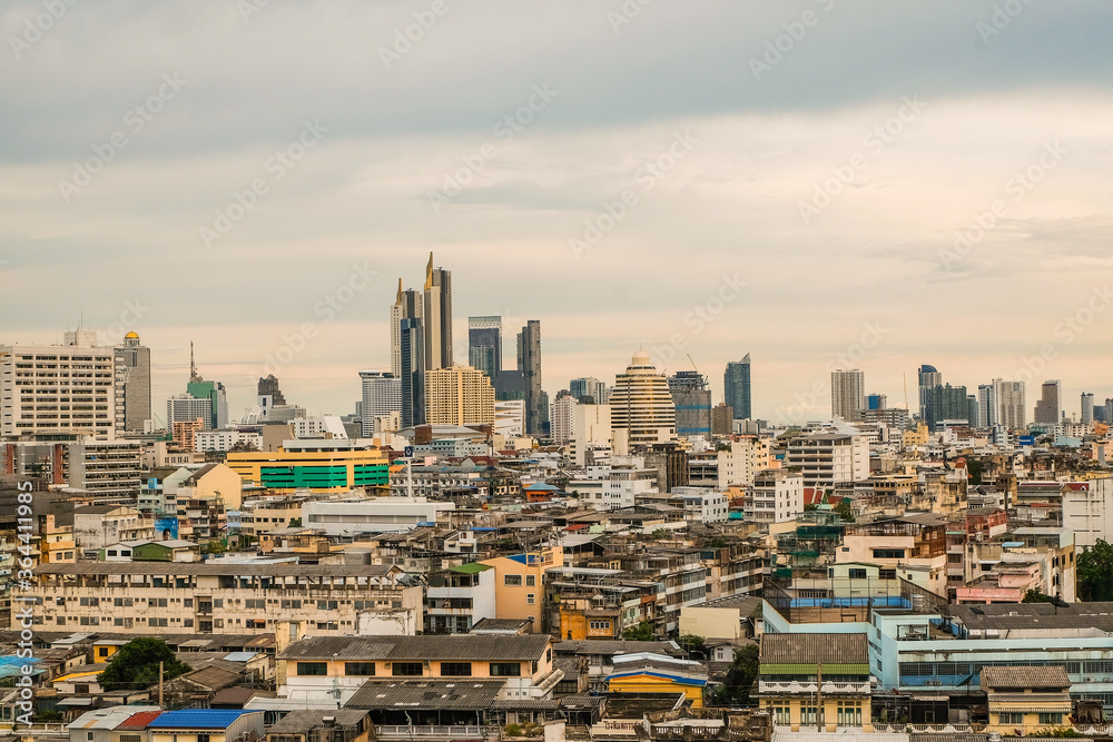 Fototapeta premium Bangkok, Tajlandia - 10 lipca 2020 r .: Pejzaż Bangkoku z Wat Saket Ratcha Wora Maha Wihan (Wat Phu Khao Thong, świątynia Golden Mount), popularnej atrakcji turystycznej