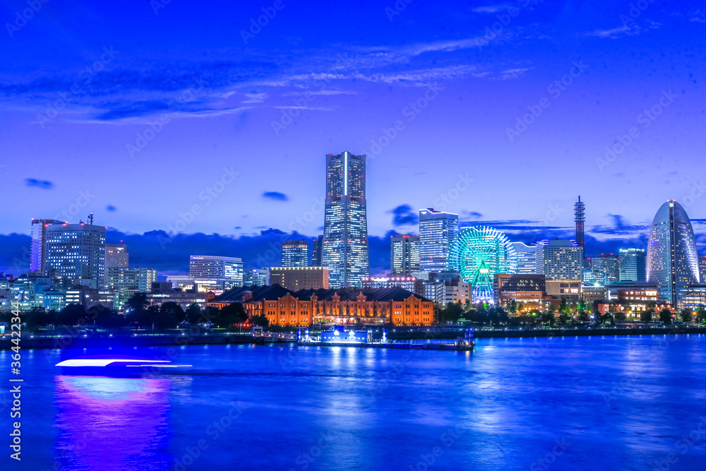 Naklejka premium Piękny widok na Yokohama Minatomirai wieczorem i nocą