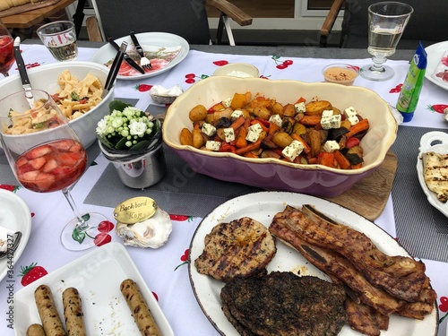 Barbecue  gedeckter Tisch beim Grillen mit Fleisch und Salat 