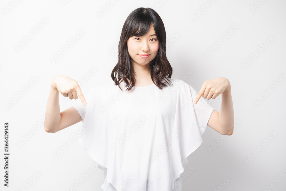 ポイントを指し示す若い女性 ポイントを指し示す若い女性