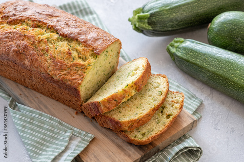 Foto Fresh zucchini bread on a wooden board