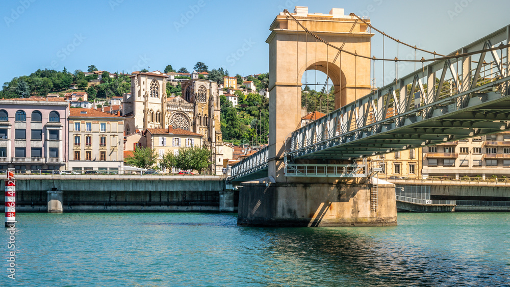 Obraz premium Scenic panorama of Vienne city with the footbridge over Rhone River and Saint Maurice Cathedral of Vienne France