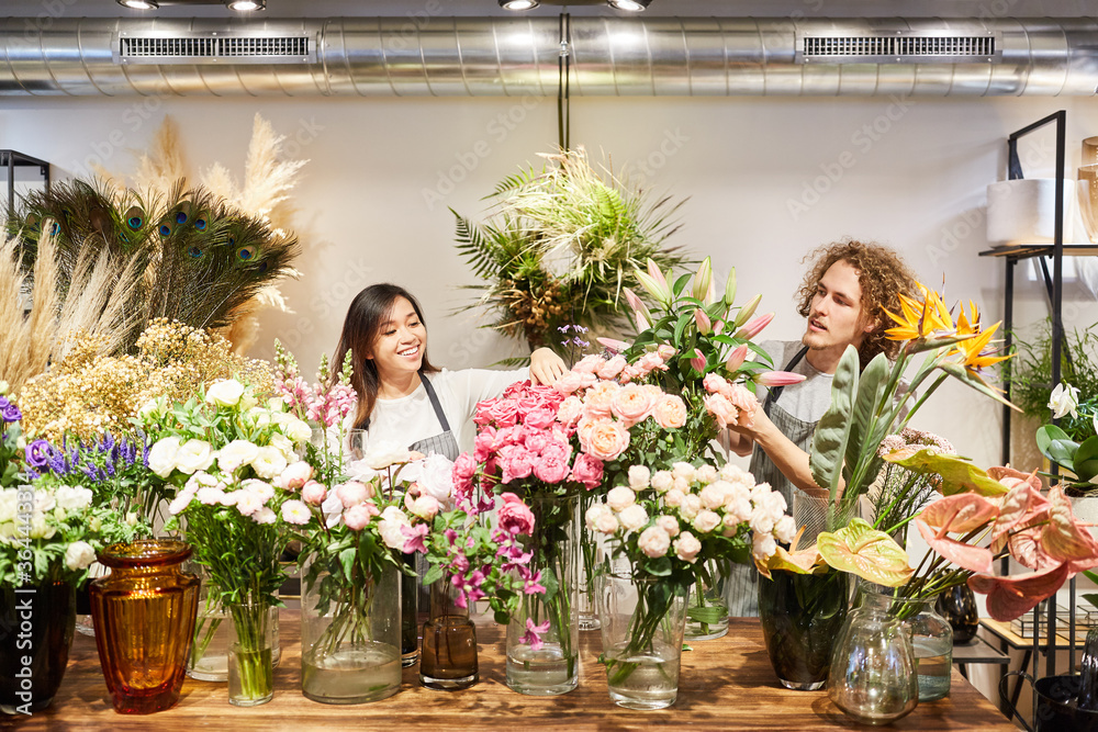 Floristen Team mit vielen bunten Blumen