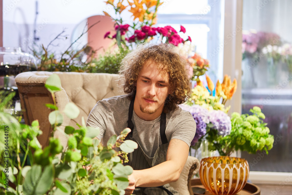 Florist in der Ausbildung zwischen Schnittblumen