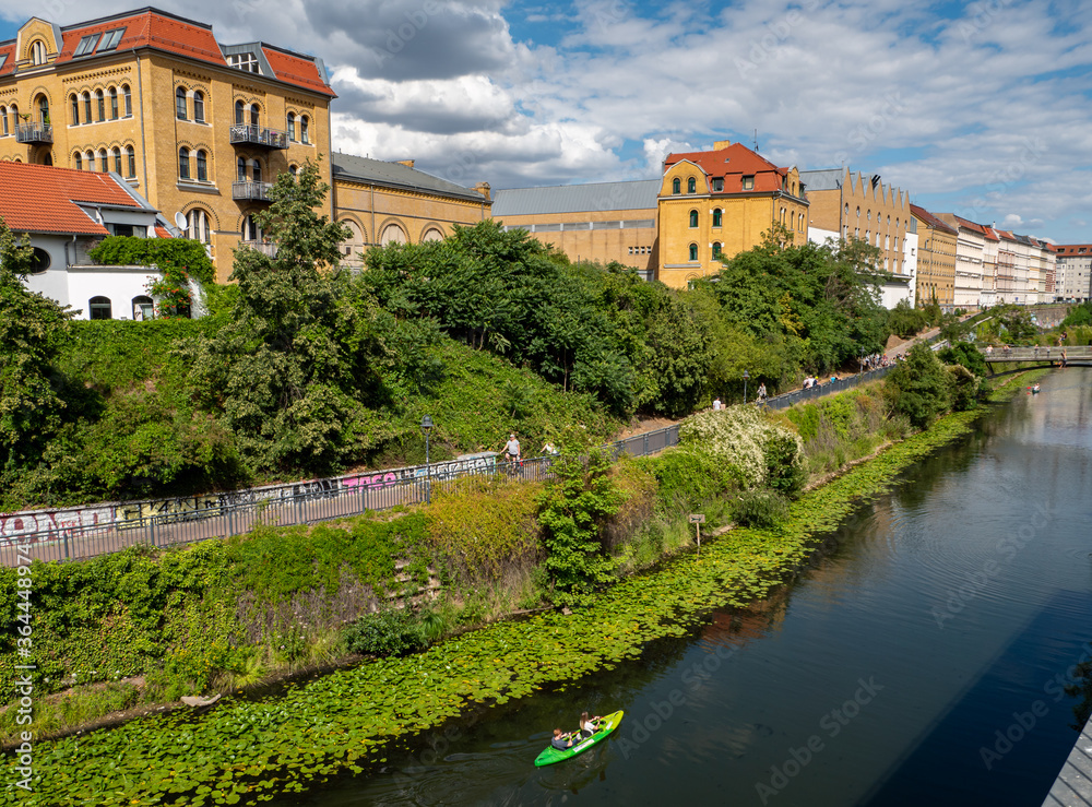 Obraz premium Stadtrundfahrt mit dem Boot auf Leipzigs Wasserstraßen