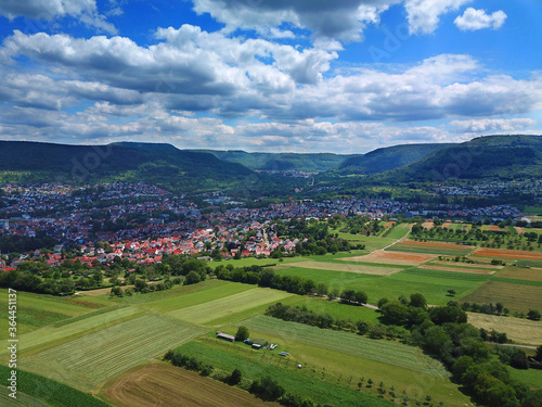 Reutlingen, Deutschland: Blick auf den Ortsteil Pfullingen vor dem Albtrauf (Bergkante der Schwäbischen Alb)