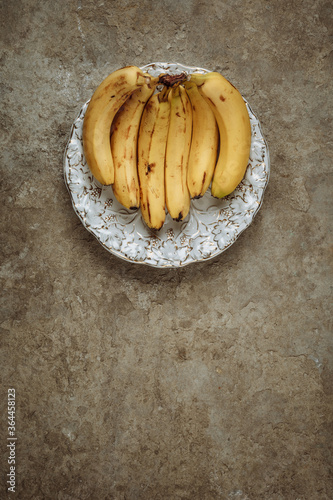Fotografia Bananas on a concrete background. The view from the top. Art.