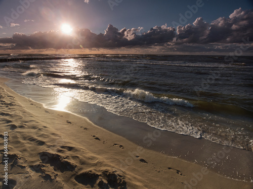 Ustaka - morze ślady na plaży