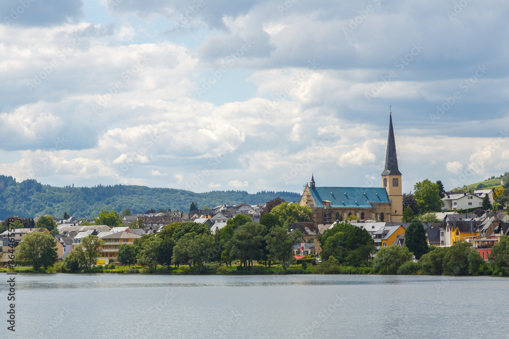 Blick auf Kröv von der Mosel, Rheinland-Pfalz, Deutschland