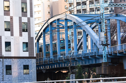 横浜、桜木町駅近くの橋と電車 © Hirayama Toshiya