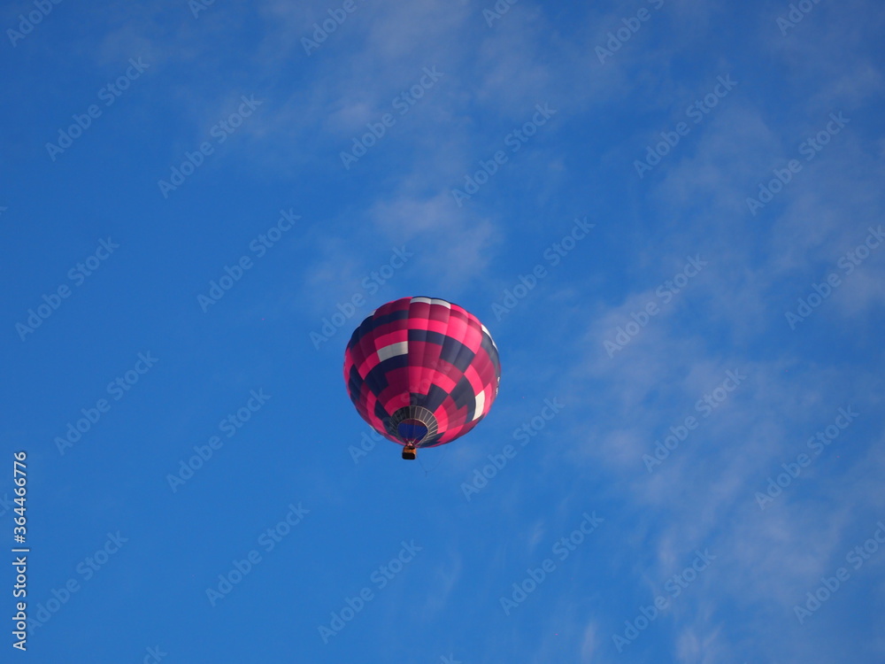 Naklejka premium Hot air balloon against blue sky
