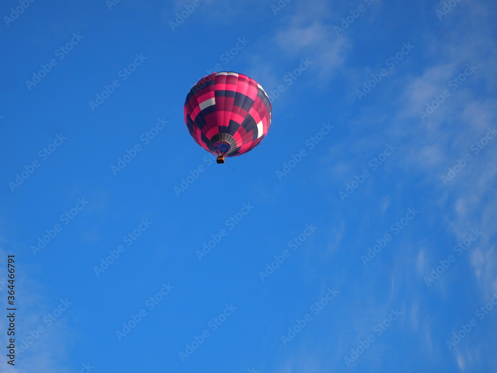 Obraz premium Hot air balloon against blue sky