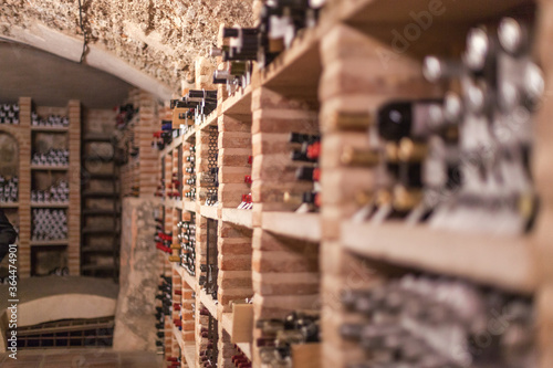 Bodega de vinos colocados en sus distintos espacios y estantes