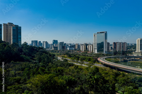Fotos aéreas de parques em São Paulo, contraste da Natureza e o asfalto