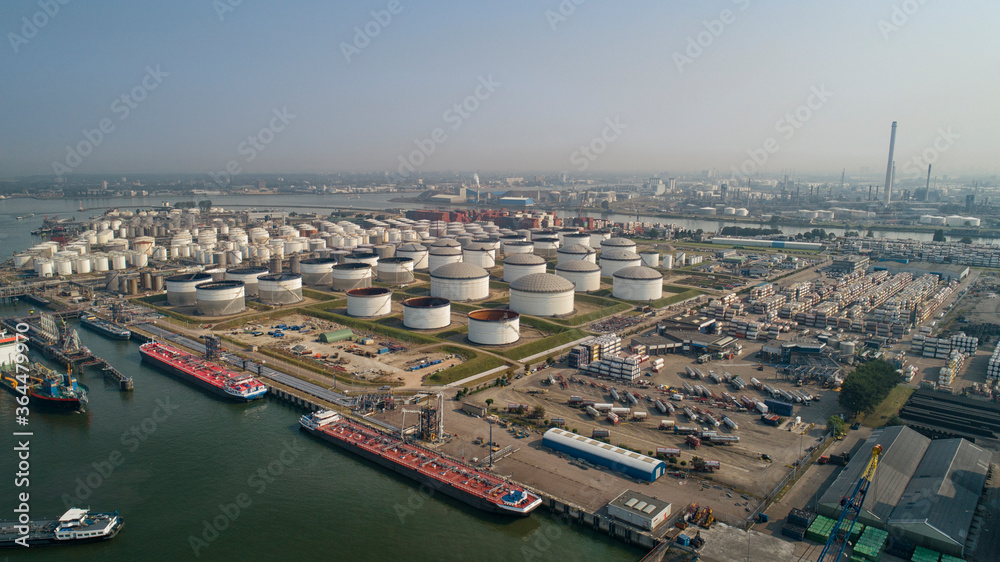 Obraz premium Oil And Gas Industry. Industrial. Ship carrying gas