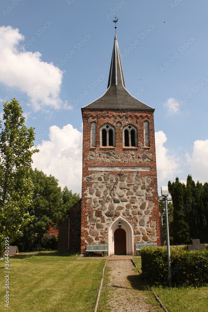 Kirchturm der Dorfkirche im vorpommerschen Meesiger