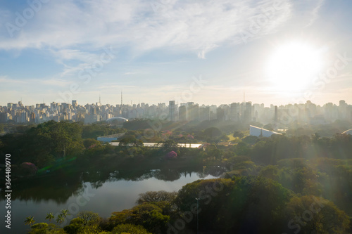 Fotos a  reas de parques em S  o Paulo  contraste da Natureza e o asfalto