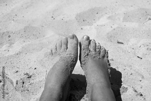 pieds pleins de sable pendant l'été