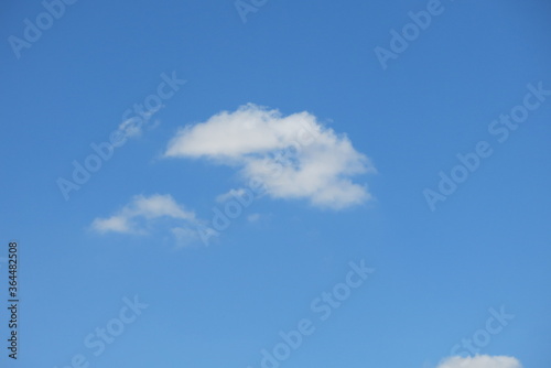 simples nuages blancs dans un ciel bleu