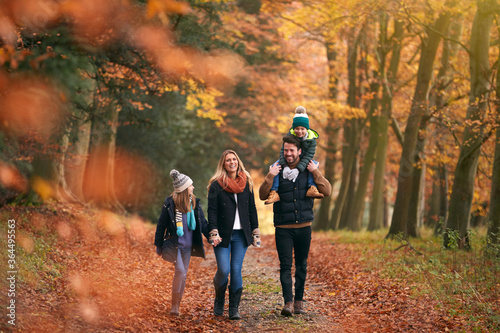 Foto Family Walking Along Autumn Woodland Path With Father Carrying Son On Shoulders