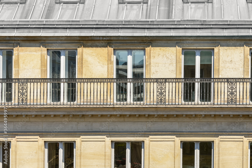 Fototapeta premium Façade d'un immeuble Haussmanien à Paris