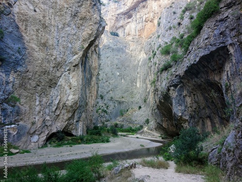 Kapıkaya Canyon is a natural beauty that must be seen by hiking, cliff climbing and photography enthusiasts. There is a walking route of 7 thousand 250 meters.