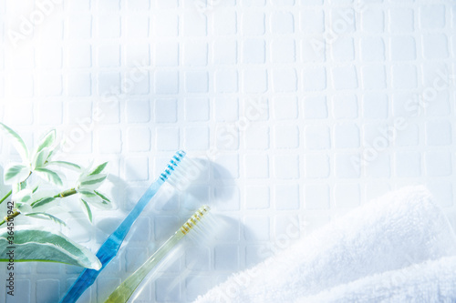 歯ブラシが2本とタオル。歯磨きなど歯のケア、生活・日常のイメージ。