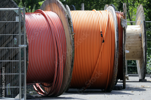 glasfaserkabel auf einer baustelle für netzausbau schnelles internet in der stadt