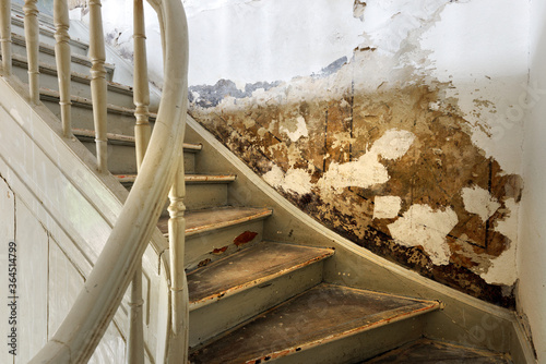 Eine Treppe mit altem Verputz