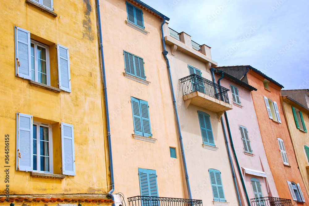 Bunte Häuser in der Bucht von Saint-Tropez