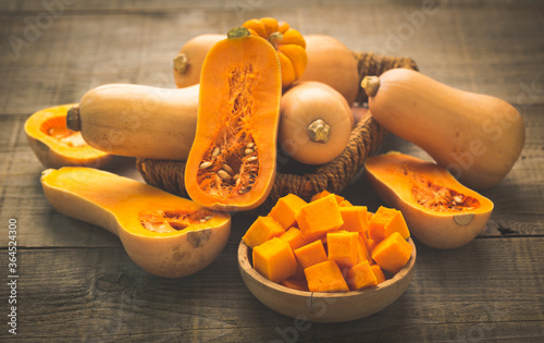 Fotografía Fresh butternut squash on the wooden table
