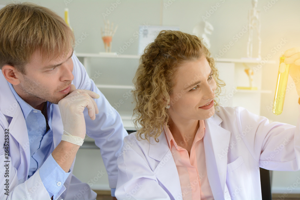 Obraz premium Scientists studying new substances in lab.