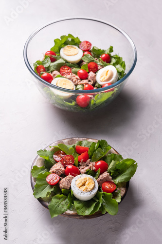 Salad with tuna, cherry tomatoes, arugula and olive oil