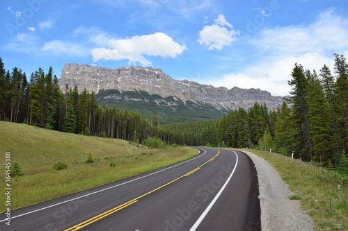 Fototapeta Naklejka Na Ścianę i Meble -  Summer road trip in the Canadian Rockies