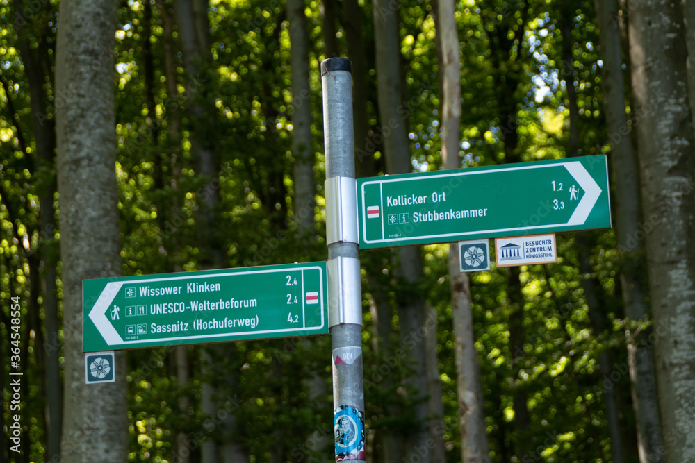 Ein Wegweiser an den Kreidefelsen auf Rügen