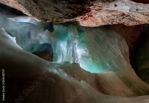 Höhle Eiszapfen türkis Eishöhle Licht Farben Formation Tropfen Wasser Kälte Beleuchtung Riesen Welt Österreich Werfen Gebirge Eis Riesenwelt Sehenswürdigkeit  Unterwelt Gebilde Fels Kalkstein Frost photo