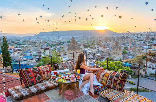 Tableau sur toile Breakfast on the roof with amazing view on Cappadocia, Turkey