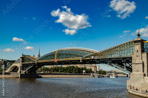 Bogdan Khmelnitsky bridge on a Sunny day. © pablofilatelly