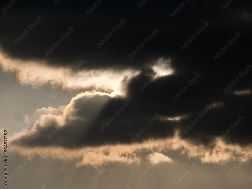 słońce przebijające się przez ciemne chmury
the sun breaking through the dark clouds słońce przebijające się przez ciemne chmury
the sun breaking through the dark clouds