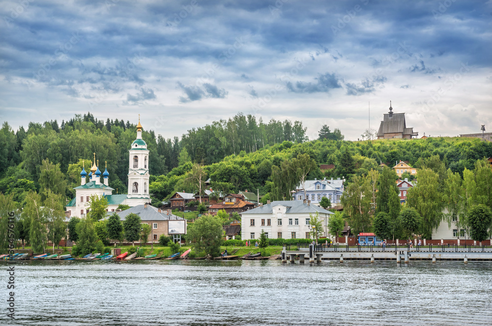 Obraz premium View of residential buildings on the embankment, the Varvara Church in the city of Plyos