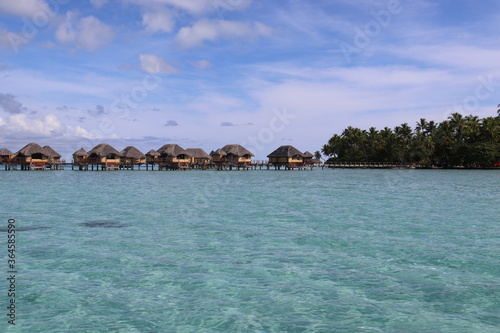 Bungalows d'un hôtel, lagon de Taha'a, Polynésie française