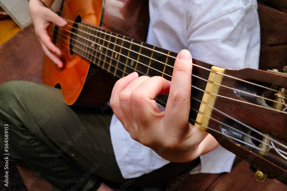 Fototapeta premium Osoba grająca na gitarze