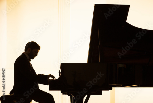 Fotografiet Silhouette of pianist performing