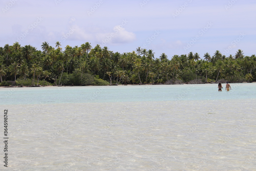 Couple dans le lagon de Rangiroa, Polynésie française