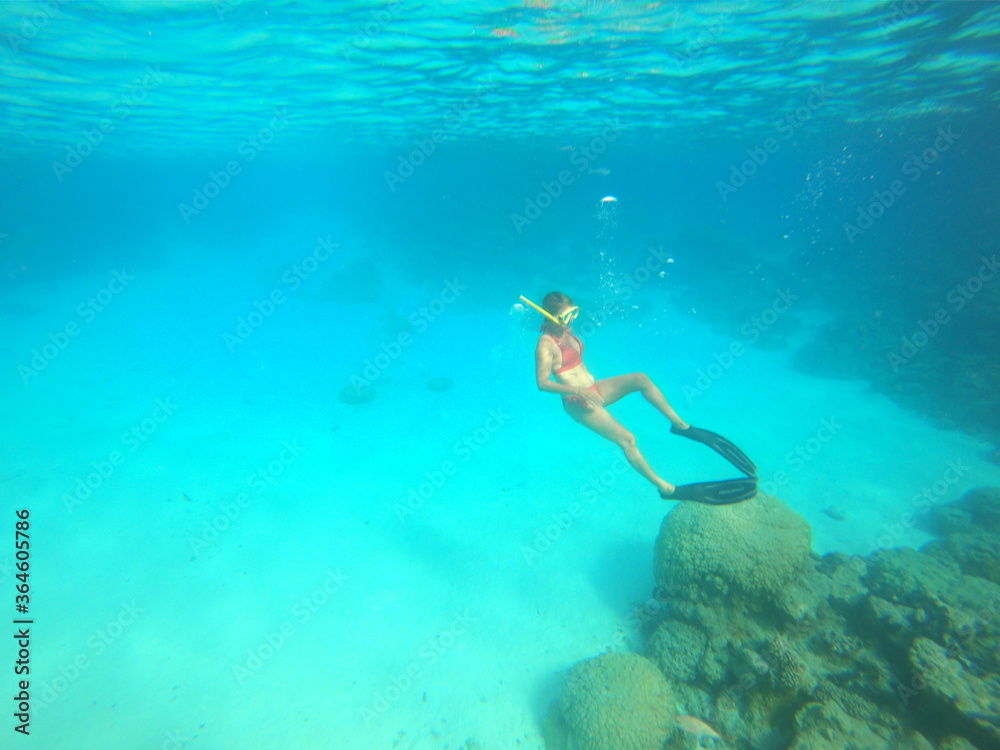 Jeune femme en plongée dans le lagon de Rangiroa, Polynésie française